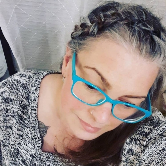 Meet your Posher, Letitia - Picture 1 of 2